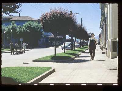 Retrato de plano entero de Marta Walburg caminando por la calle Del Salvador en Puerto Varas