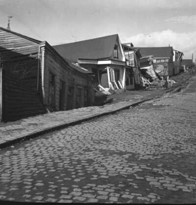 plano general de un grupo de casas hundidas en su terreno producto del terremoto del 60' en la ciudad de Valdivia