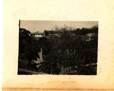 Vista de un patio tomada desde una casa.