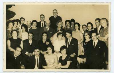 Grupo de personas de pie y sentadas en fiesta de matrimonio