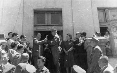 plano general de Carlos Vogel, alcalde de La Unión, entregándole las llaves de la ciudad a Alfonso Cañas Ruiz Tagle, comandante de la escuela militar Bernardo O'Higgins, durante su visita a la ciudad. Se encuentran en el frontis de la municipalidad