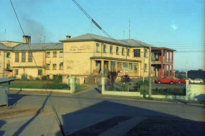 Plano general del hospital Dr. Juan Morey visto desde calle prat