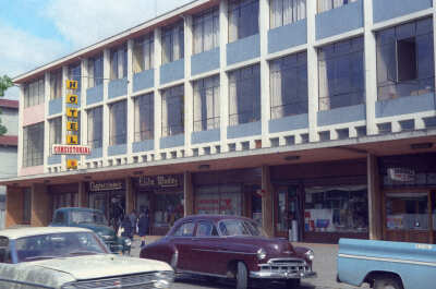 Vista general del frontis del Hotel Consistorial de La Unión y las tiendas comerciales en la primera planta, entre los que se encuentra el local Confecciones', Elite Moda', International Service', Casa Bidegain' y Farmacia Vogel'