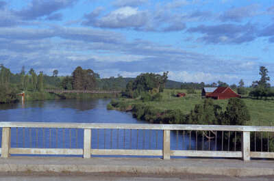 plano general del río Pilmaiquén. Se puede observar una casa y el puente viejo en el fondo. Fotografía tomada desde el puente Pilmaiquén