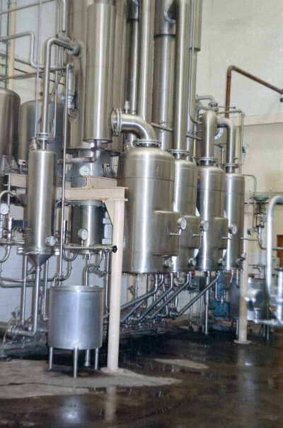 plano general de tambores de diferentes tamaños ubicados en el interior de la planta Colún