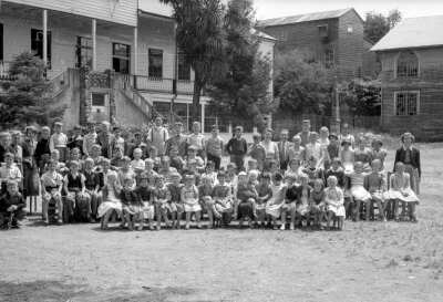 Grupo de Estudiantes y Profesores Posando en el Patio del Colegio Deutshe Schule
