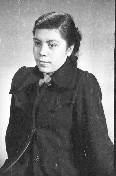 Retrato de plano de medio de mujer posando de medio perfil