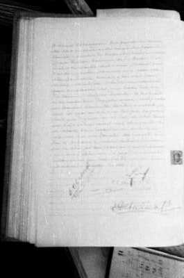 Plano entero de la plana izquierda de un libro, sobre el cual hay un texto manuscrito ilegible.