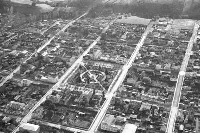 Vista aérea de la plaza de La Concordia, la municipalidad y parte de su edificio en construcción y además la parroquia San José. También se aprecian las calles aledañas y en la parte superior del cuadro, el RÍO Llollelhue, ubicados en la ciudad de La Unión