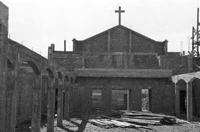 plano general del interior de una iglesia en construcción