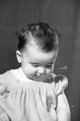 Retrato de estudio de Plano medio de niña Bebé mirando hacia abajo