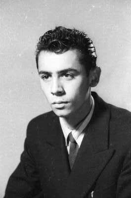 Retrato de estudio de Plano medio de Hombre de Medio perfil con Traje