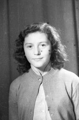 Retrato de estudio de Plano medio de Mujer con chaleco y pelo suelto mirando de frente