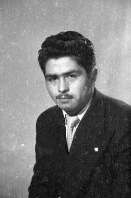 Retrato de estudio de Plano medio de Hombre con Traje de Medio perfil mirando hacia el frente