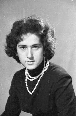 Retrato de estudio de Plano medio de Mujer con Chaleco de Medio perfil mirando de frente