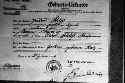 Plano entero de documento firmado y timbrado, en Alemán