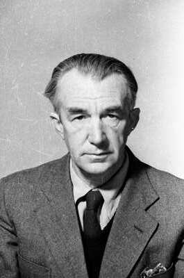 Retrato de estudio de Plano medio de un hombre mayor, vestido de Traje. Se encuentra posando de frente