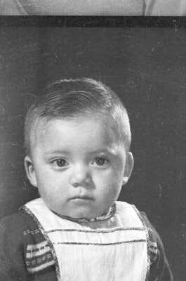 Retrato de estudio de Plano medio de un bebé con Vestido posando de frente