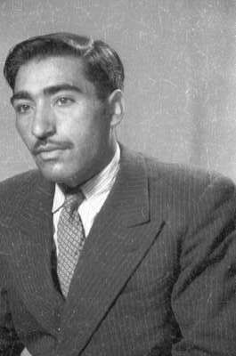 Retrato de estudio de Plano medio de un hombre con Traje y bigote, posando de Medio perfil