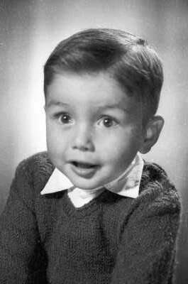 Retrato de estudio de Plano medio de un niño con Chaleco, posando sorprendido