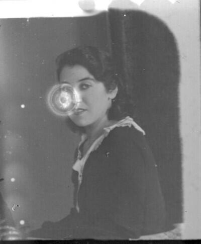 Retrato estudio plano medio de Mujer con Chaleco posando de medio perfil, mirando de frente